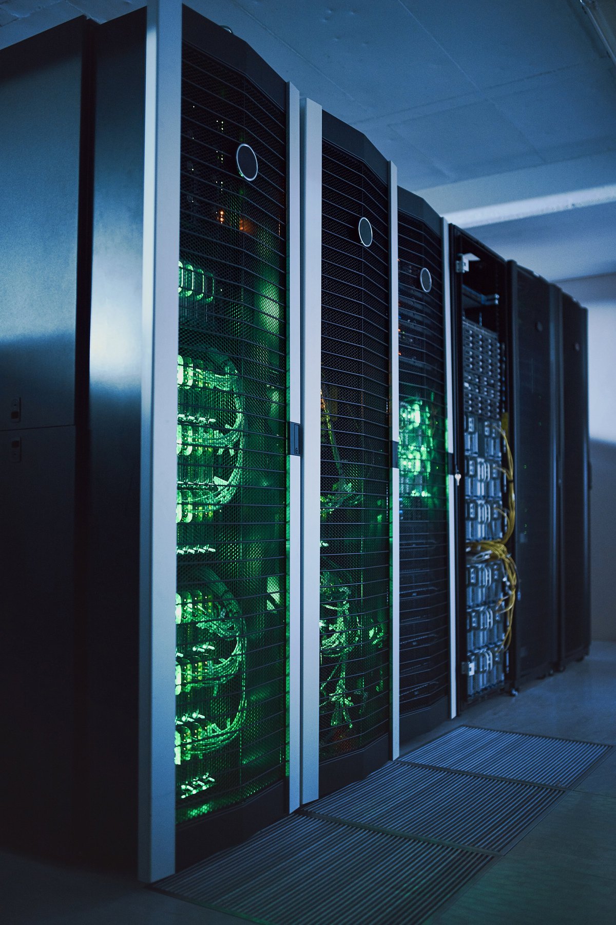 Racks de servidores en centro de datos corporativo moderno