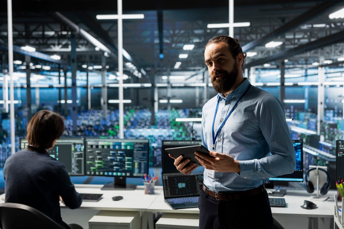 Empresario latino presentando tecnología de servidores e inteligencia artificial a inversionistas en data center